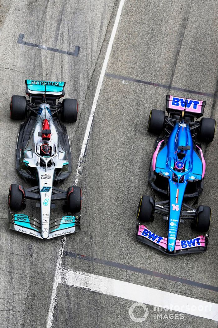 Fernando Alonso, Alpine A522, lucha con George Russell, Mercedes W13