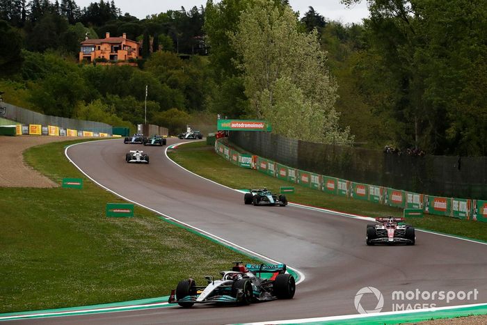 George Russell, Mercedes W13, Valtteri Bottas, Alfa Romeo C42, Sebastian Vettel, Aston Martin AMR22