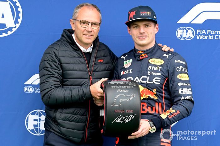 Stefano Domenicali, CEO de la Fórmula 1, entrega a Max Verstappen, de Red Bull Racing, el premio Pirelli Pole Position


