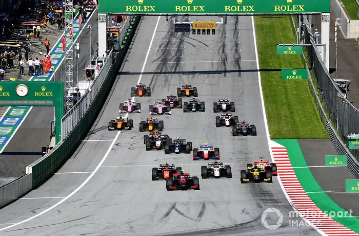 Arrancada Callum Ilott, UNI-Virtuosi, leads Guanyu Zhou, UNI-Virtuosi, Felipe Drugovich, MP Motorsport, Christian Lundgaard, ART Grand Prix, Mick Schumacher, Prema Racing