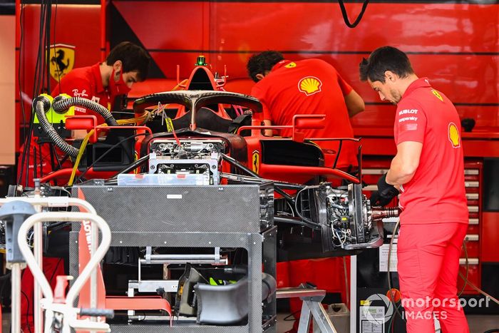 Los mecánicos de Ferrari trabajando en el garaje del equipo en el Ferrari SF1000 
