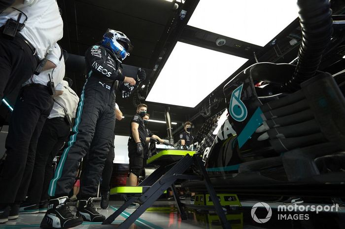 Valtteri Bottas, Mercedes-AMG Petronas F1, in garage