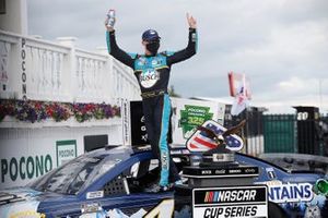 Race Winner Kevin Harvick, Stewart-Haas Racing, Ford Mustang