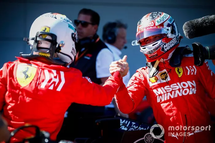 Il poleman Sebastian Vettel, Ferrari e Charles Leclerc, Ferrari, festeggiano nel parco chiuso