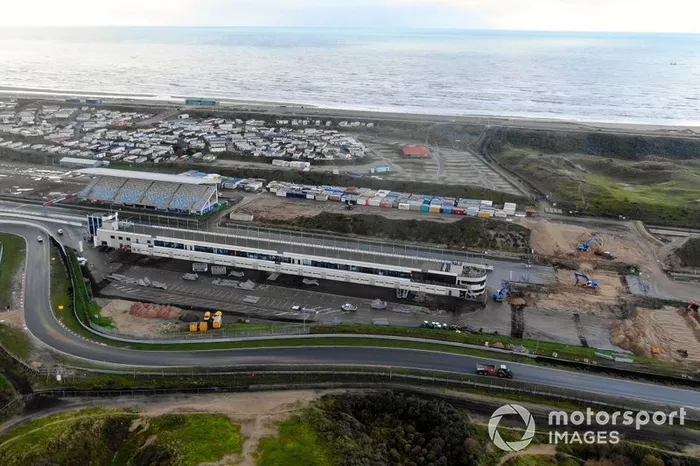 Trabajos de construcción en el autódromo de Zandvoort para el Gran Premio de Holanda