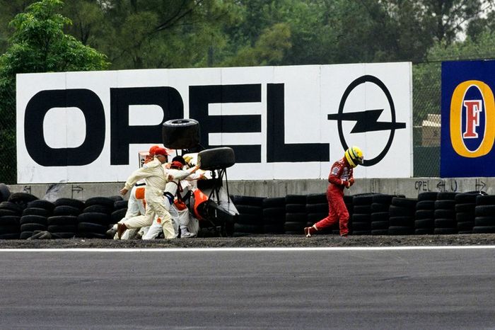 McLaren se salió en la Peraltada y volcó después de estrellarse contra la barrera de neumáticos.