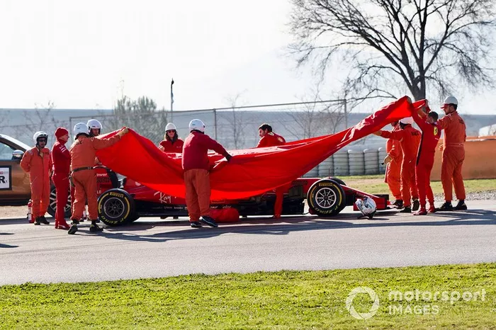 Sebastian Vettel, Ferrari SF1000, se detiene en pista con avería
