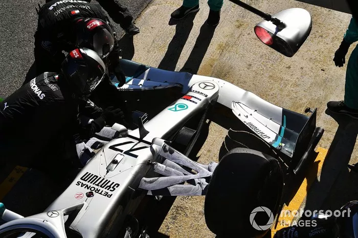 Los mecánicos hacen ajustes al Mercedes F1 W11 de Valtteri Bottas 