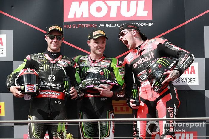 Ganador de la carrera Alex Lowes, Kawasaki Racing Team, segundo lugar Jonathan Rea, Kawasaki Racing Team, tercer lugar Scott Redding, Aruba.it Racing Ducati