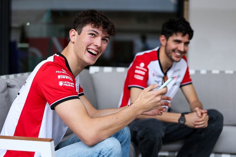 Esteban Ocon, Haas F1 Team, Oliver Bearman, Haas F1 Team