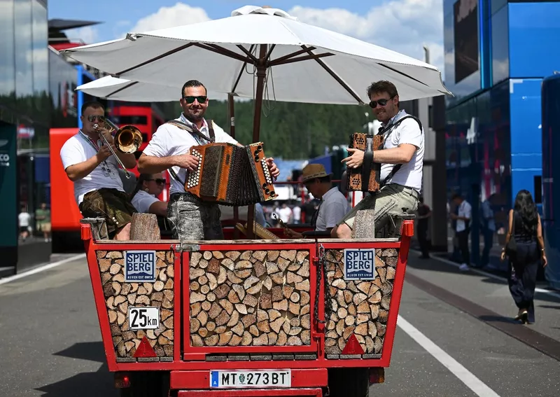 Des musiciens jouent dans le Paddock