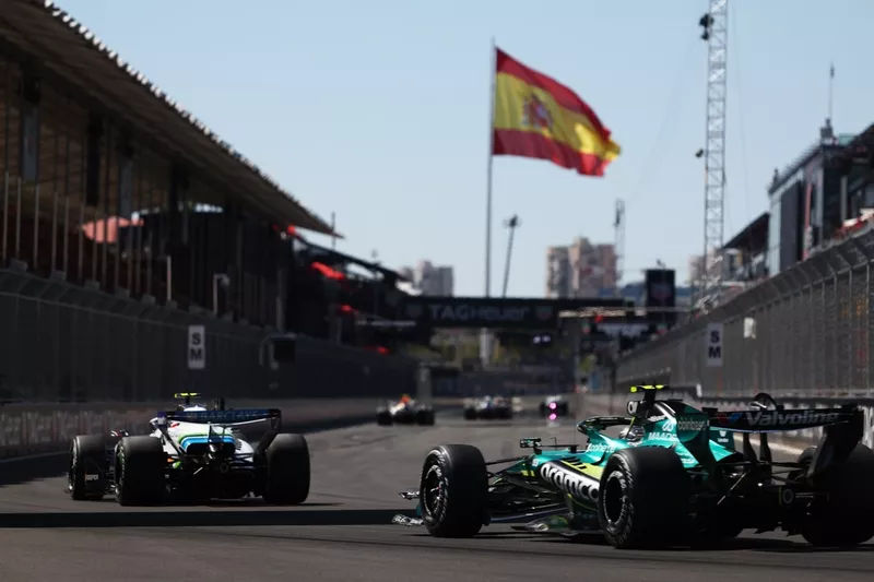 Carlos Sainz (Williams) devant Fernando Alonso (Aston Martin)
