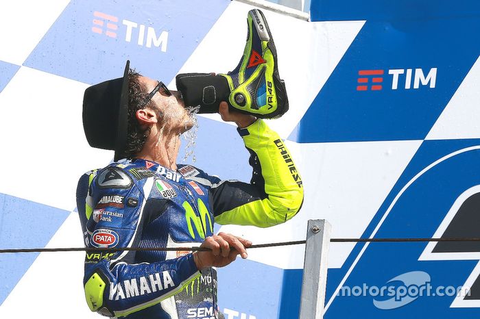 Valentino Rossi se marca un 'shoey' ante su afición en Misano