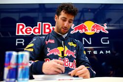 Daniel Ricciardo, Red Bull Racing firma autógrafos para los aficionados fuera del garaje
