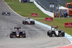 Daniil Kvyat, Scuderia Toro Rosso STR11 y Sergio Pérez, Sahara Force India F1 VJM09 Batalla por la posición