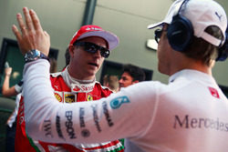 Kimi Raikkonen, Ferrari con Nico Rosberg, Mercedes AMG F1 Team