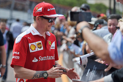 Kimi Raikkonen, Ferrari signs autographs for the fans