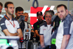 Курт Буш, пилот NASCAR в гараже Haas F1 Team с Джином Хаасом, президентом Haas Automotion