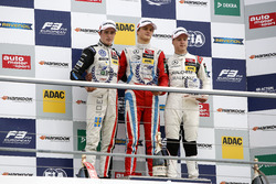 Podio de novato: primer lugar Ralf Aron, Prema Powerteam Dallara F312 - Mercedes-Benz; segundo lugar