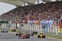 Kimi Raikkonen, Ferrari SF16-H and Jolyon Palmer, Renault Sport F1 Team RS16 battle for position