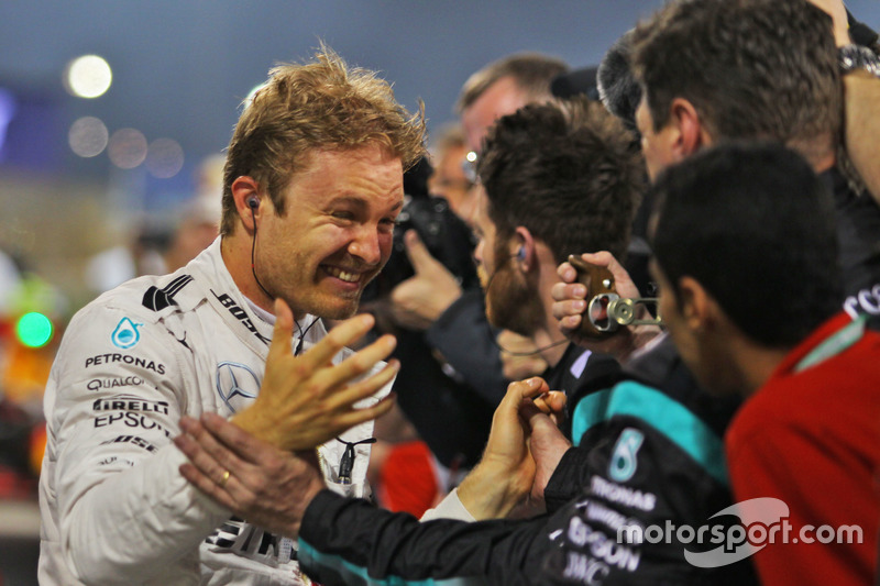 El ganador del GP de Baréin, Nico Rosberg, en el parc fermé