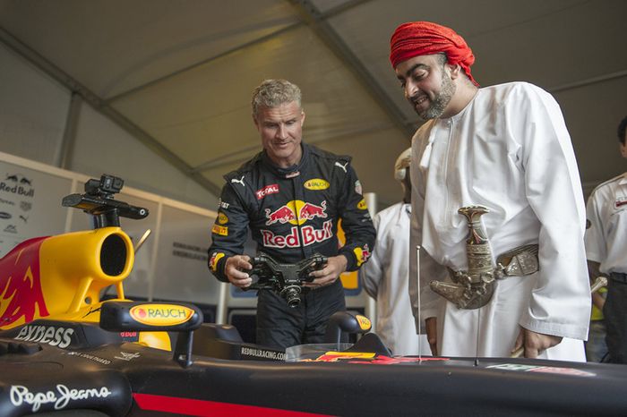 Coulthard faz demonstração com a Red Bull 
