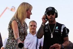 Lewis Hamilton, Mercedes AMG F1 con Rachel Brookes, Sky Sports F1 Reportera en el desfile de pilotos