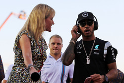 Льюіс Хемілто, Mercedes AMG F1, ведучий Sky Sports F1 Рейчел Брукс на параді пілотів