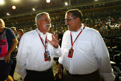 (Da sx a dx): Chase Carey, Presidente Formula One Group con Sheikh Mohammed bin Essa Al Khalifa, CEO del Consiglio di sviluppo economico del Bahrain e azionista McLaren in griglia