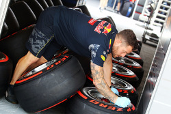 Un meccanico Red Bull Racing con gli Pneumatici Pirelli