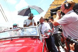 Lewis Hamilton, Mercedes AMG F1 con Johnny Herbert, Sky Sports F1 Presentador en el desfile de pilot