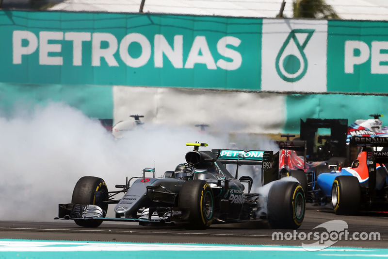 Nico Rosberg, Mercedes AMG F1, W07 Hybrid, Kollision nach dem Start