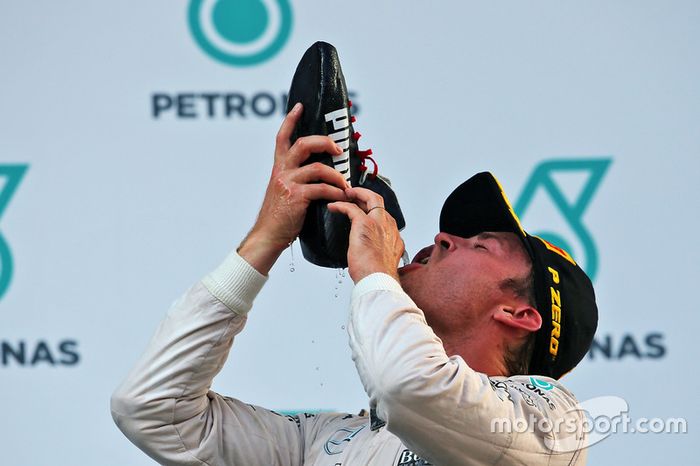 Nico Rosberg, Mercedes AMG F1 bebe de la bota de Daniel Ricciardo, Red Bull Racing en el podium