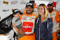 Sieger Kyle Larson mit Freundin Katelyn Sweet und Sohn Owen