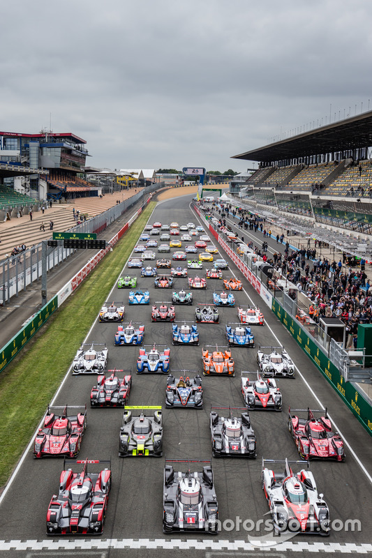 La sesión de fotos tradicional de los autos de Le Mans