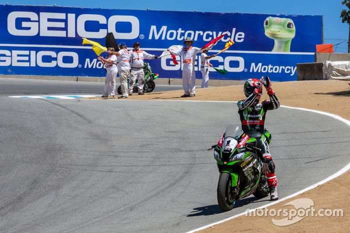 Ganador de la carrera Jonathan Rea, Kawasaki Racing Team celebra después de la carrera