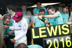 Race winner Lewis Hamilton, Mercedes AMG F1 celebrates with the team