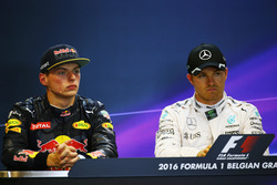 (L naar R): Max Verstappen, Red Bull Racing en Nico Rosberg, Mercedes AMG F1, in de FIA persconferen