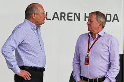Ron Dennis, Presidente Ejecutivo de McLaren con Martin Brundle, comentarista de deportes del cielo