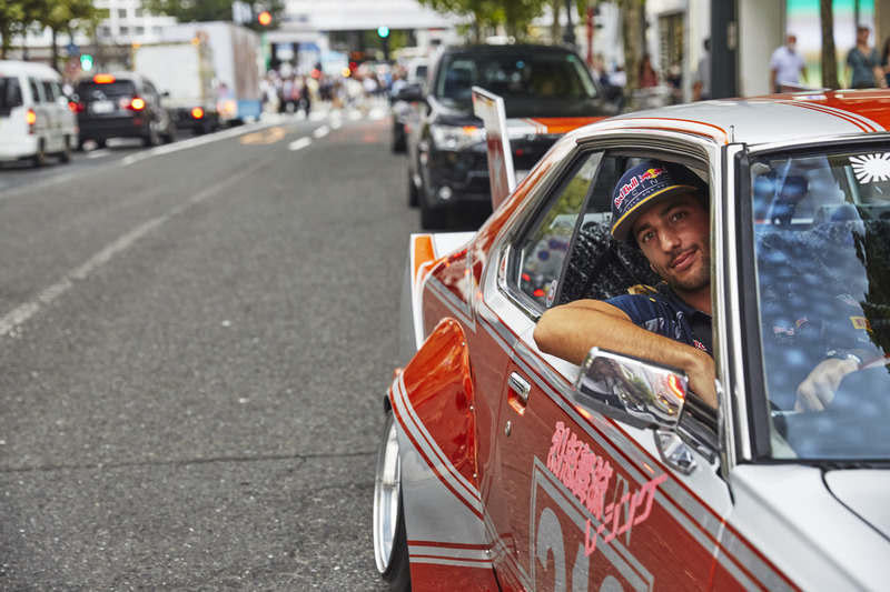 Daniel Ricciardo y Max Verstappen, Red Bull Racing conducen alrededor de Tokio en un coche de Bosozu