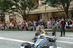 Sakon Yamamoto alla guida della Spark-Renault SRT_01E per le strade di Tokyo