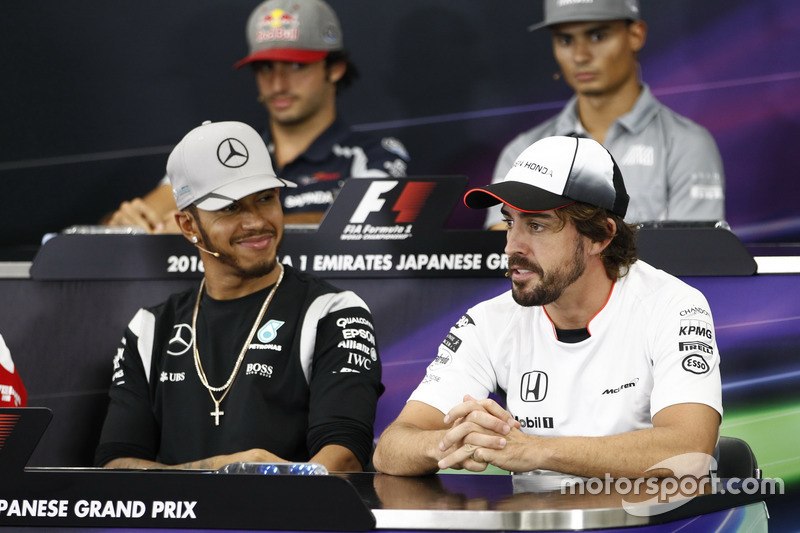 Lewis Hamilton, Mercedes AMG F1; Fernando Alonso, McLaren