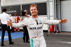 Победитель гонки - Нико Росберг, Mercedes AMG F1 празднует в закрытом парке