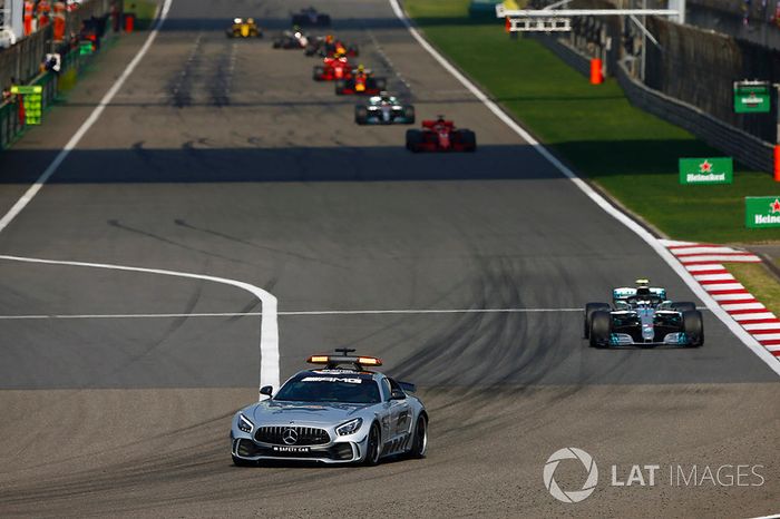 El Mercedes AMG safety-car precede a Valtteri Bottas, Mercedes AMG F1 W09, Sebastian Vettel, Ferrari SF71H, Lewis Hamilton, Mercedes AMG F1 W09, y Max Verstappen, Red Bull Racing RB14 Tag Heuer
