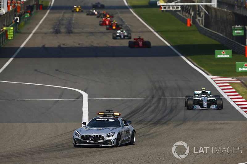 Автомобиль безопасности, Валттери Боттас, Mercedes AMG F1 W09, Себастьян Феттель, Ferrari SF71H, Льюис Хэмилтон, Mercedes AMG F1 W09, и Макс Ферстаппен, Red Bull Racing RB14