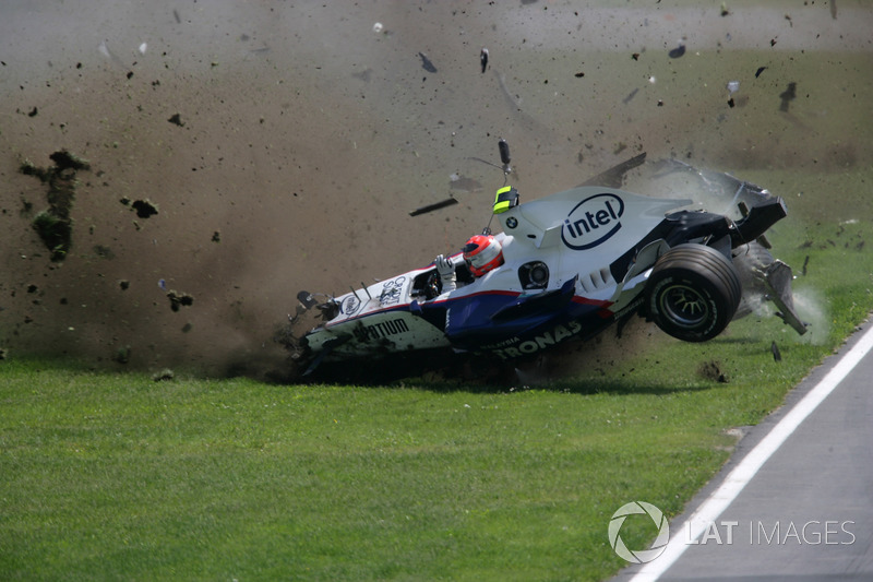 Robert Kubica, BMW Sauber F1.07, ha un violento incidente durante la gara