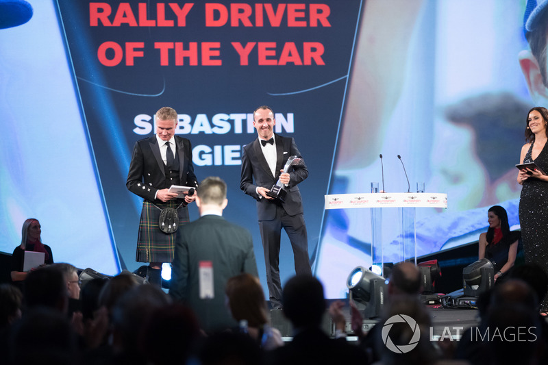 Robert Kubica presenta el premio al piloto de Rally del año a Sébastien Ogier