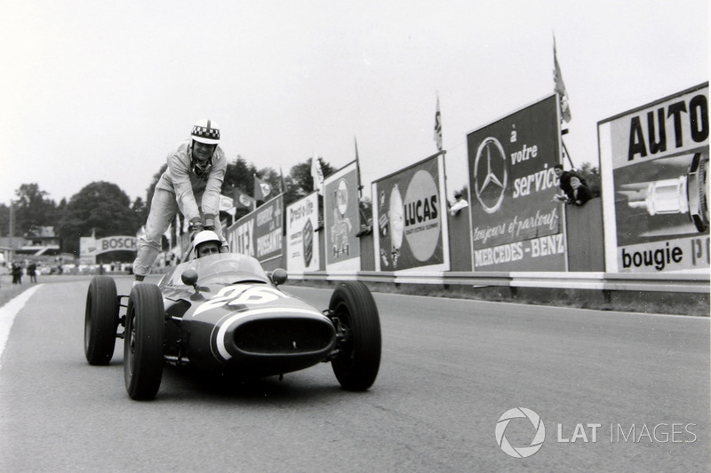 Spa 1961: John Surtees (Cooper) menumpang Maurice Trintignant (Cooper)