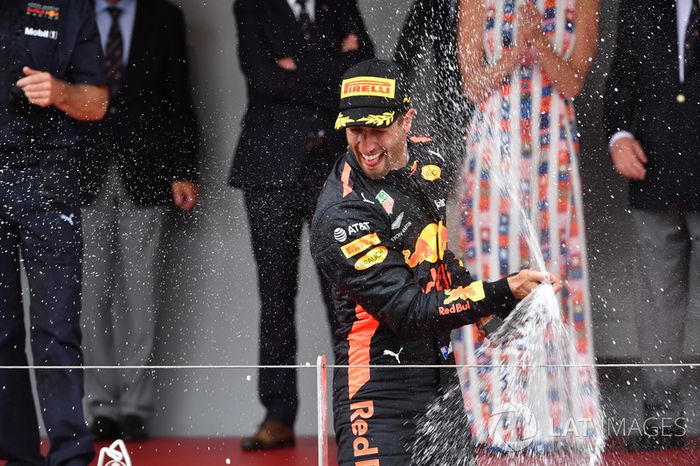 Podio: el ganador de la carrera Daniel Ricciardo, Red Bull Racing celebra con el champán