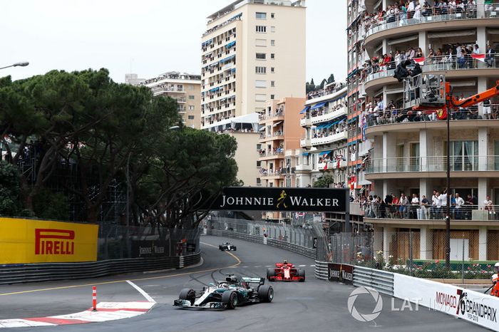 Lewis Hamilton, Mercedes AMG F1 W09, delante de Kimi Raikkonen, Ferrari SF71H